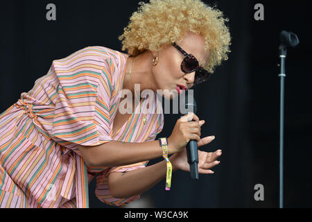 Glasgow, UK. 14. Juli 2019. Emeli Sande live im Konzert an TRNSMT Music Festival auf der großen Bühne. Luke Pritchard im Mittelpunkt. . Credit: Colin Fisher/Alamy leben Nachrichten Stockfoto