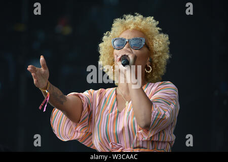 Glasgow, UK. 14. Juli 2019. Emeli Sande live im Konzert an TRNSMT Music Festival auf der großen Bühne. Luke Pritchard im Mittelpunkt. . Credit: Colin Fisher/Alamy leben Nachrichten Stockfoto