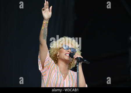 Glasgow, UK. 14. Juli 2019. Emeli Sande live im Konzert an TRNSMT Music Festival auf der großen Bühne. Luke Pritchard im Mittelpunkt. . Credit: Colin Fisher/Alamy leben Nachrichten Stockfoto