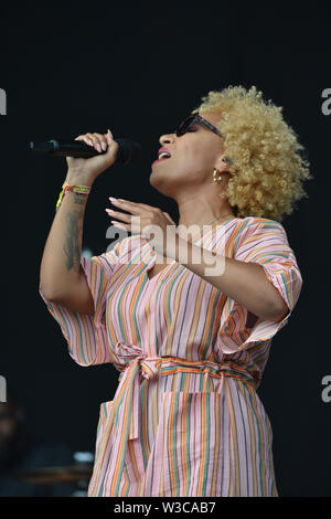 Glasgow, UK. 14. Juli 2019. Emeli Sande live im Konzert an TRNSMT Music Festival auf der großen Bühne. Luke Pritchard im Mittelpunkt. . Credit: Colin Fisher/Alamy leben Nachrichten Stockfoto