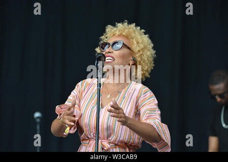 Glasgow, UK. 14. Juli 2019. Emeli Sande live im Konzert an TRNSMT Music Festival auf der großen Bühne. Luke Pritchard im Mittelpunkt. . Credit: Colin Fisher/Alamy leben Nachrichten Stockfoto