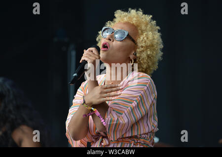 Glasgow, UK. 14. Juli 2019. Emeli Sande live im Konzert an TRNSMT Music Festival auf der großen Bühne. Luke Pritchard im Mittelpunkt. . Credit: Colin Fisher/Alamy leben Nachrichten Stockfoto