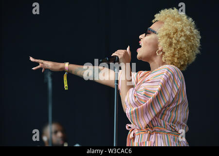 Glasgow, UK. 14. Juli 2019. Emeli Sande live im Konzert an TRNSMT Music Festival auf der großen Bühne. Luke Pritchard im Mittelpunkt. . Credit: Colin Fisher/Alamy leben Nachrichten Stockfoto