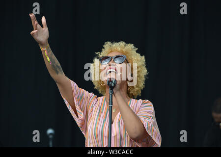 Glasgow, UK. 14. Juli 2019. Emeli Sande live im Konzert an TRNSMT Music Festival auf der großen Bühne. Luke Pritchard im Mittelpunkt. . Credit: Colin Fisher/Alamy leben Nachrichten Stockfoto