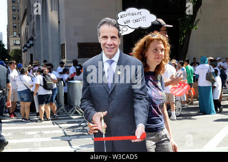 Trotz nicht persönlich anwesend, NY Gouverneur Andrew Cuomo bildete ein Aussehen zusammen mit Tausenden New Yorkern mit Behinderungen, ihre Fa Stockfoto