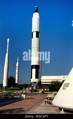 Besucher, die zum Kennedy Space Center in Cape Canaveral, Florida, USA, kann in die Rakete Garten spazieren zu sehen verschiedenen Trägerraketen und Raumfahrzeugen, die Teil des Programms der Vereinten Staaten für die Erforschung des Weltraums wurden unter der Leitung von Amerikas Nationale Luft- und Raumfahrtbehörde (NASA). Dass zivile Agentur wurde im Jahre 1958 durch den US-Kongress als Reaktion auf die Einführung von der Sowjetunion den ersten Satelliten, Sputnik I, im vorigen Jahr, dem Wettlauf ins All zwischen den beiden Ländern begann. Stockfoto