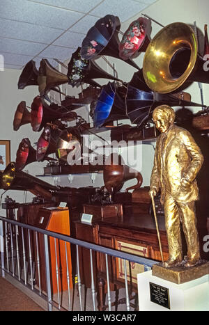 Eine golden gefärbte Bronzestatue von Thomas Alva Edison, amerikanischer Erfinder des Phonographen 1877, ist mit einigen frühen Phonographen an seinem ehemaligen winter Immobilien in Fort Myers, Florida, USA angezeigt. Das 21 Hektar große Anwesen ist nun eine weitläufige Historische Museum, wo die Besucher auch andere berühmte Edison Erfindungen, einschließlich Glühlampen und die Motion picture Kamera sehen kann. Während seines ersten Phonographen verwendet einen rotierenden Zylinder mit Alufolie zur Aufzeichnung und Wiedergabe, spätere Modelle verwendeten Wachs beschichtete Zylinder und wurden mit großen Hörnern ausgestattet, um den Sound zu verstärken. Stockfoto