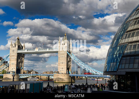 Twin stone Towers und Suspension Bridge von der Tower Bridge über die Themse in London mit modernen geschwungenen Rathaus Gebäude Stockfoto