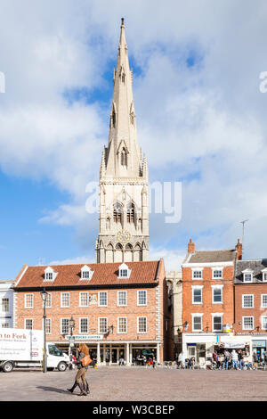 Marktplatz, Newark-on-Trent, Nottinghamshire, England, UK mit der St. Maria Magdalena Kirche im Hintergrund Stockfoto