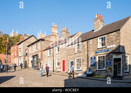 Menschen auf Steep Hill, Lincoln, England, Großbritannien an einem Herbstabend Stockfoto