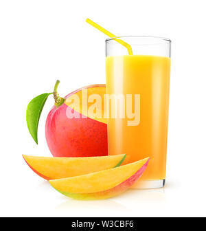 Isolierte mango Saft. Frische mango Drink in ein Glas und Stück Obst auf weißem Hintergrund mit Freistellungspfad isoliert Stockfoto