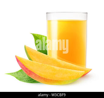 Isolierte trinken. Glas Mangosaft und zwei Scheiben frisches Obst auf weißem Hintergrund mit Freistellungspfad isoliert Stockfoto