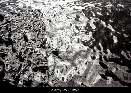 Die Oberfläche des Wassers in Schwarz und Weiß Stockfoto