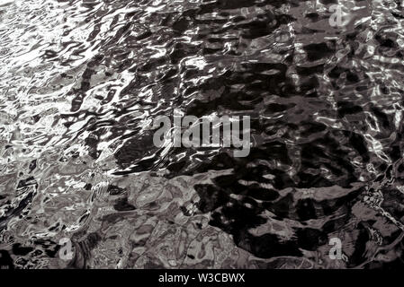 Die Oberfläche des Wassers in Schwarz und Weiß Stockfoto