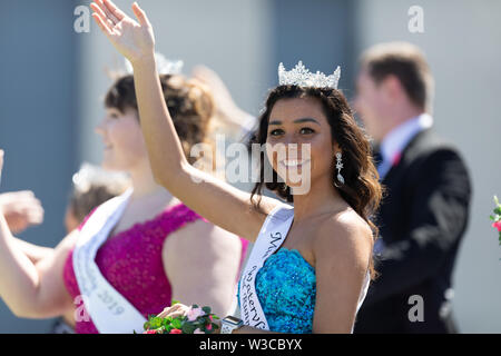 Benton Harbor, Michigan, USA - Mai 4, 2019: Old Port Festival Grand Floral Parade, Float, Miss Watervliet und ihr Hof Stockfoto