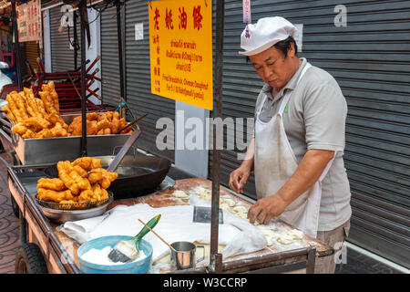 Bangkok, Thailand - 14 April, 2019: Chinese cooking gebraten Street Food in Bangkoks Chinatown Stockfoto