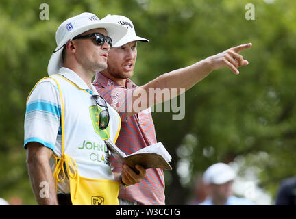 Juli 14, 2019 - Silvis, Iowa, USA - Chris Stroud, Recht, Gespräche mit seinem caddie auf dem ersten T-Stück während der Endrunde, die von der John Deere Klassiker an TPC Deere Run in Silvis, Illinois Samstag, 14. Juli 2019. (Bild: © Kevin E. Schmidt/Viererkabel - Zeiten über ZUMA Draht) Stockfoto