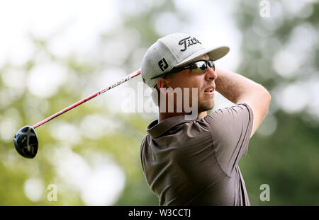 Juli 14, 2019 - Silvis, Iowa, USA - Roger Sloan paßt seinen Antrieb aus der erste T-Stück während der Endrunde, die von der John Deere Klassiker an TPC Deere Run in Silvis, Illinois Samstag, 14. Juli 2019. (Bild: © Kevin E. Schmidt/Viererkabel - Zeiten über ZUMA Draht) Stockfoto