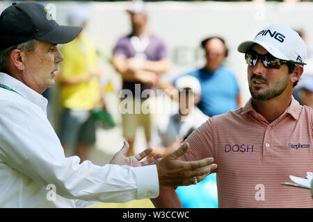 Juli 14, 2019 - Silvis, Iowa, USA - John Deere Klassiker Turnierdirektor Clair Peterson, links Gespräche mit Golfspieler Cameron Tringale am ersten T-Stück während der Endrunde, die von der John Deere Klassiker an TPC Deere Run in Silvis, Illinois Samstag, 14. Juli 2019. (Bild: © Kevin E. Schmidt/Viererkabel - Zeiten über ZUMA Draht) Stockfoto