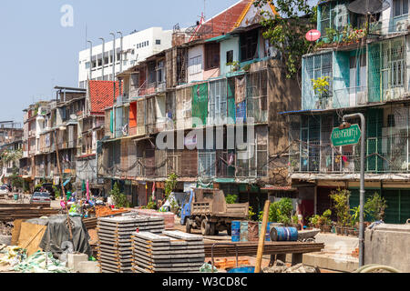 Bangkok, Thailand - 14 April, 2019: Messy Architektur in einem schlechten Straße von Bangkok Stockfoto