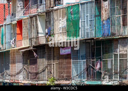 Bangkok, Thailand - 14 April, 2019: Messy Architektur in einem schlechten Straße von Bangkok Stockfoto