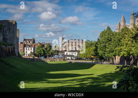 Stadtbild mit Stadthäusern und der Rasen des Rochester Castle, Rochester, Kent, England, Großbritannien Stockfoto