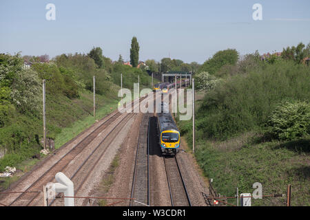 First Transpennine Express 185, Northern Rail pacer Zug und Virgin Trains Pendolino auf der viel befahrenen 4 Anschluss West Coast Mainline Railway in Lancahire Stockfoto