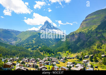 Herrliche Aussicht auf das Dorf Zermatt, Schweiz. Berühmten Berg Matterhorn im Hintergrund mit Schnee auf der Oberseite. Schönen Schweizer Natur. Alpen im Sommer. Beliebtes Ausflugsziel und Ferienort. Stockfoto