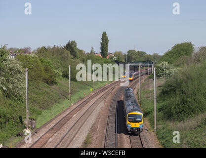 First Transpennine Express 185, Northern Rail pacer Zug und Virgin Trains Pendolino auf der viel befahrenen 4 Anschluss West Coast Mainline Railway in Lancahire Stockfoto