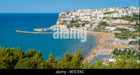 Malerische Anblick von Peschici, Provinz Foggia, Apulien (Puglia), Italien. Stockfoto