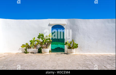 Malerische Aussicht von Ostuni in einem sonnigen Sommertag, Apulien (Puglia), Süditalien. Stockfoto