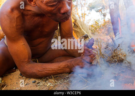 Bushman Feuer machen auf eine primitive Art und Weise, Grashoek, Namibia Stockfoto