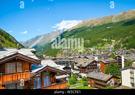 Schönes Dorf Zermatt in den Schweizer Alpen mit ihren typischen Chalets im Sommer fotografiert. Berge im Hintergrund. Alpine Landschaft. Erstaunlich, der Schweiz, in Europa. Reiseland. Stockfoto