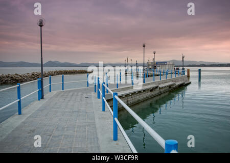 Sonnenuntergang am Lago Trasimeno. Fischer auf dem Castiglione del Lago Pier im Sommer Sonnenuntergang, See Trasimeno, Umbrien, Italien Stockfoto