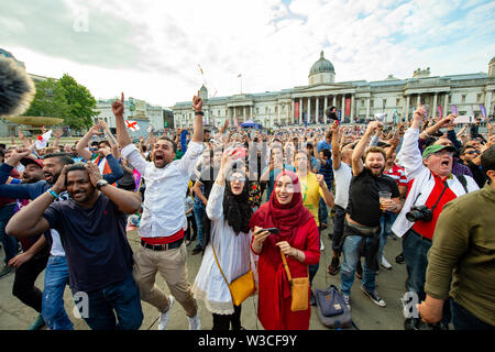 London, Großbritannien. 14. Juli 2019. Die Fans versammelten sich am Trafalgar Square in London zu beobachten England 2019 ICC Cricket World Cup gegen Neuseeland gewinnen. Credit: Peter Manning/Alamy leben Nachrichten Stockfoto