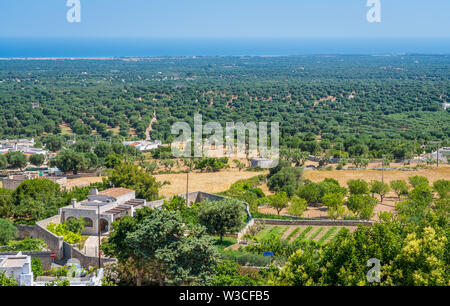 Malerische Aussicht von Ostuni in einem sonnigen Sommertag, Apulien (Puglia), Süditalien. Stockfoto