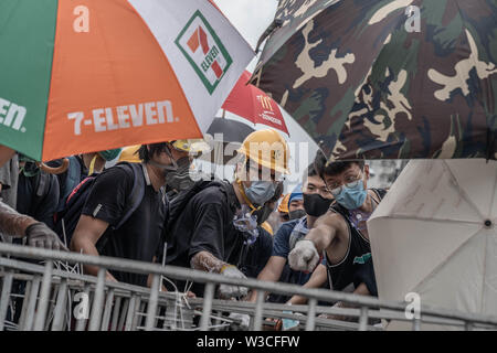 Demonstrant in eine Diskussion darüber, wie sicher Ihre Front ist gut von der Polizei voraus schützen. Tausende von pro Demokratie Demonstranten auf die Straße wieder einmal in eine neue Welle von Demonstrationen gegen die Regierung, die durch die Auslieferung Rechnung, die die Regierung von Hongkong, wurde im Juni 2019 zu drücken ausgelöst hat. Die Polizei mindestens 30 Festnahmen, als die Demonstranten mit der Polizei am Abend stießen gemacht hat. Stockfoto