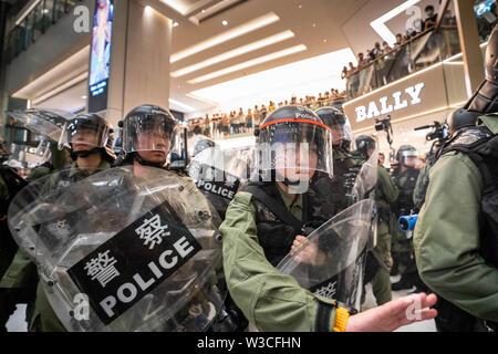 Eine Polizistin in ihre Kampfausrüstung gesehen, wie Sie und Ihr Team zu verhaften versucht, Demonstranten, die Zuflucht in einem Einkaufszentrum waren. Tausende pro Demokratie Demonstranten auf die Straße wieder einmal in eine neue Welle von Demonstrationen gegen die Regierung, die durch die Auslieferung Rechnung, die die Regierung von Hongkong, wurde im Juni 2019 zu drücken ausgelöst hat. Die Polizei mindestens 30 Festnahmen, als die Demonstranten mit der Polizei am Abend stießen gemacht hat. Stockfoto