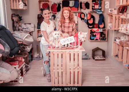 Eröffnung eigener Shop. Zwei erfolgreiche junge Frauen zu freuen, während sie ihre eigenen Shop Öffnung für Haustiere Stockfoto