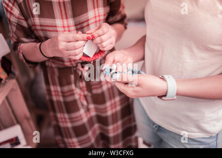 Auswahl Hundehalsband. Blick von oben auf die Frau mit squared Kleid Auswahl Hundehalsband in Pet Shop Stockfoto