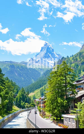 Vertikale Bild von atemberaubender, Zermatt in der Schweiz. Malerisches Dorf mit berühmten Matterhorn im Hintergrund. Schweizer Alpen, alpine Landschaft. Reiseziel, touristischer Ort. Stockfoto