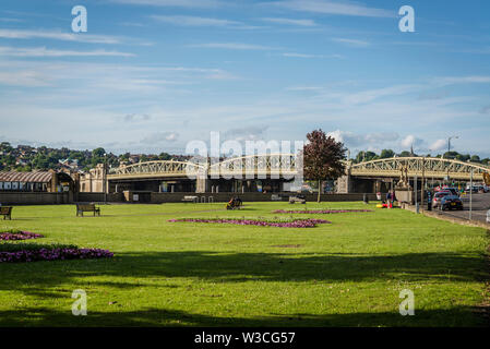 Esplanade Garten und Rochester Bridge - alte viktorianische Brücke über den Fluss Medway, Rochester, Kent, England, Großbritannien Stockfoto