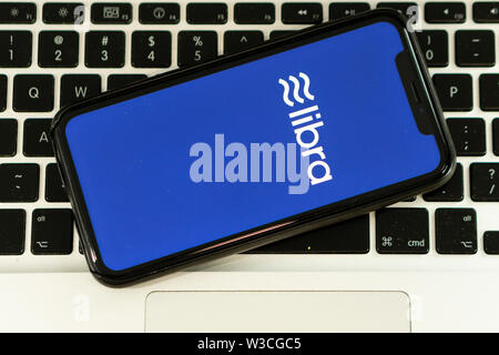 12 Juli 2019, Ljubljana Slowenien - Smartphone mit Waage Logo auf. Facebook Neue globale cryptocurrency für Transaktionen Stockfoto