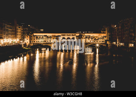 Der Ponte Vecchio und den Gebäuden in der Nähe nachts auf dem Fluss Arno. Florenz, Italien. Stockfoto