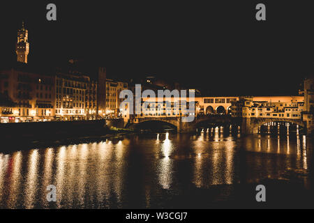 Der Ponte Vecchio und den Gebäuden in der Nähe nachts auf dem Fluss Arno. Florenz, Italien. Stockfoto