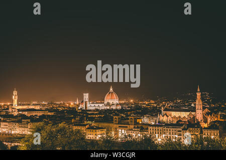 Nacht das Stadtbild von Florenz von einem hohen Aussichtspunkt. Der Dom von Florenz, die Basilika des Heiligen Kreuzes und Turm des Alten Schlosses in Florenz, Italien. Stockfoto