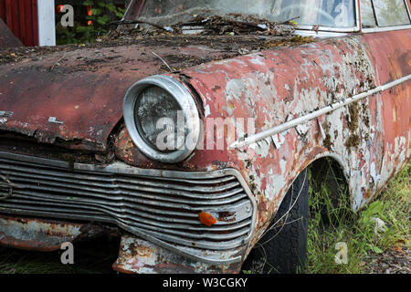 Alte Opel Scheinwerfer am Auto Schrottplatz in Ylöjärvi, ländliche Finnland Stockfoto