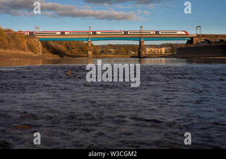 Virgin Trains Pendolino Bahnübergang der Carlisle Brücke Viadukt über den Fluss Lune im Lancaster auf der West Coast Mainline Stockfoto