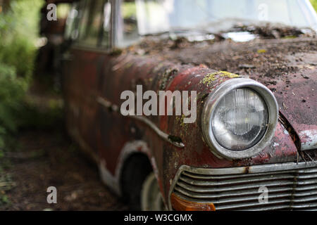 Alte Opel Scheinwerfer am Auto Schrottplatz in Ylöjärvi, ländliche Finnland Stockfoto