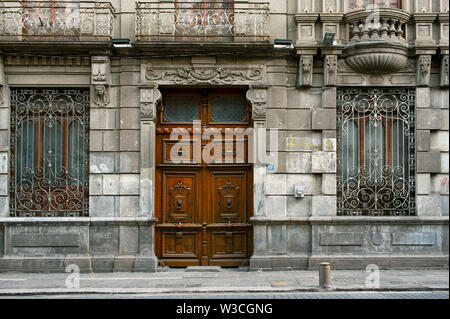 Fassade mit dem Spanischen Kolonialstil Details und geschnitzte Tür in der Innenstadt von Puebla, UNESCO-Weltkulturerbe. Puebla de Zaragoza, Mexiko. Jun 2019 Stockfoto